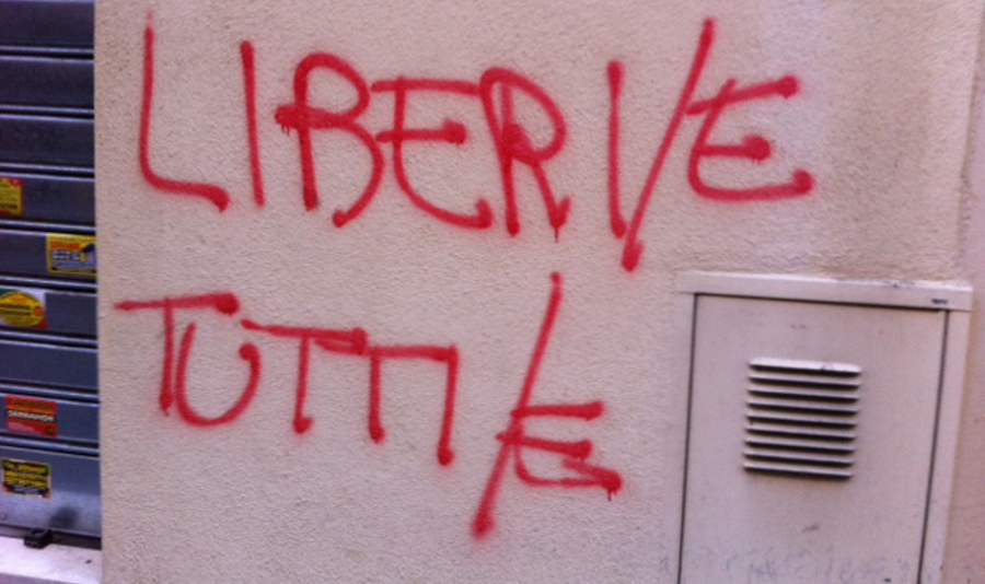 Liberi tutti di prendere a calci nel sedere chi ha imbrattato i muri di Pinerolo