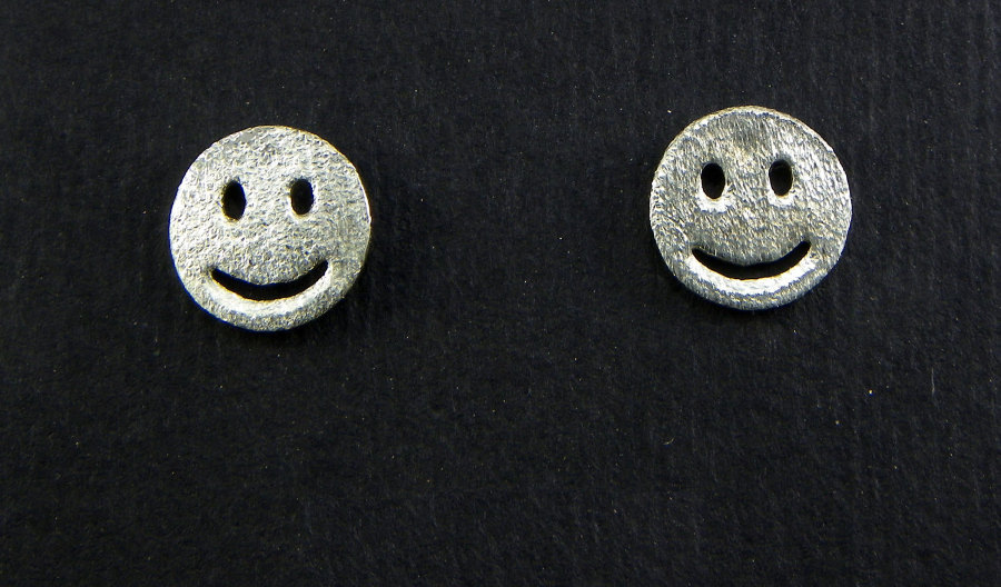 Facebook si svecchia: presto le emoticon con la faccia dell’utente