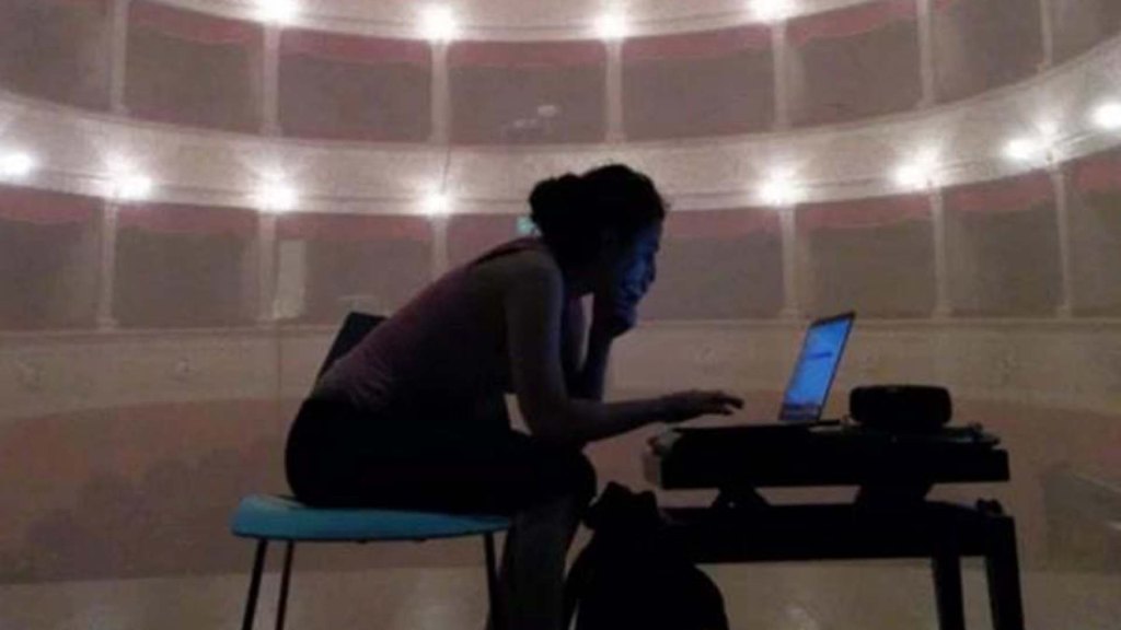 Messe aperte e teatri chiusi: lo schiaffo ai lavoratori dello spettacolo